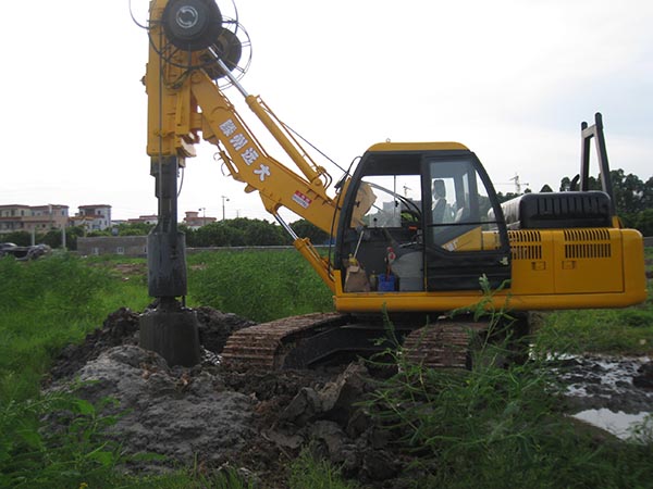 草莓视频IOS在线下载建筑机械厂履带式草莓视频下载安卓施工中