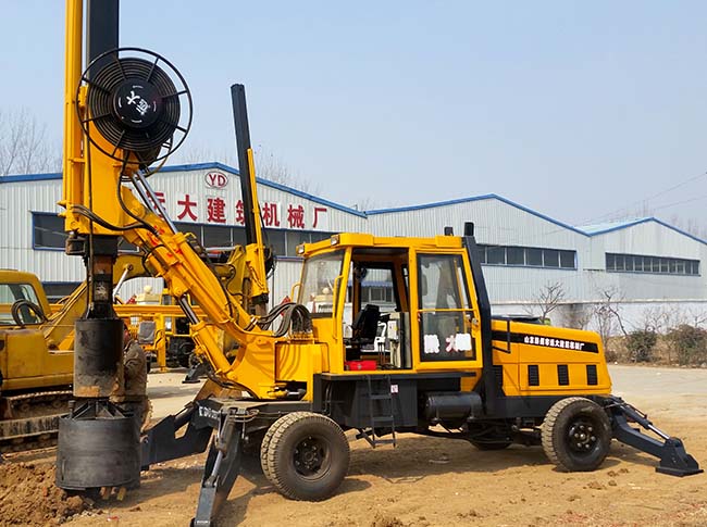 小型轮式旋挖机，适合于房屋建筑、道路桥梁施工和建筑工地使用。
